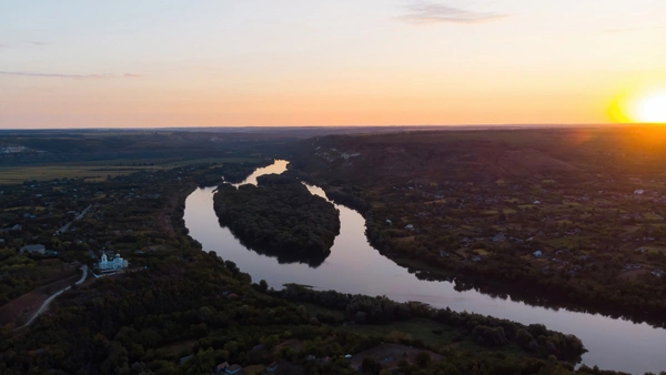 Přehrada Lipno obklopená šumavskými lesy z výšky