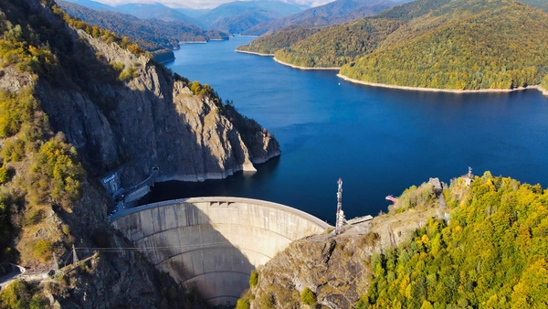 Přehrada Lipno obklopená lesy Šumavy