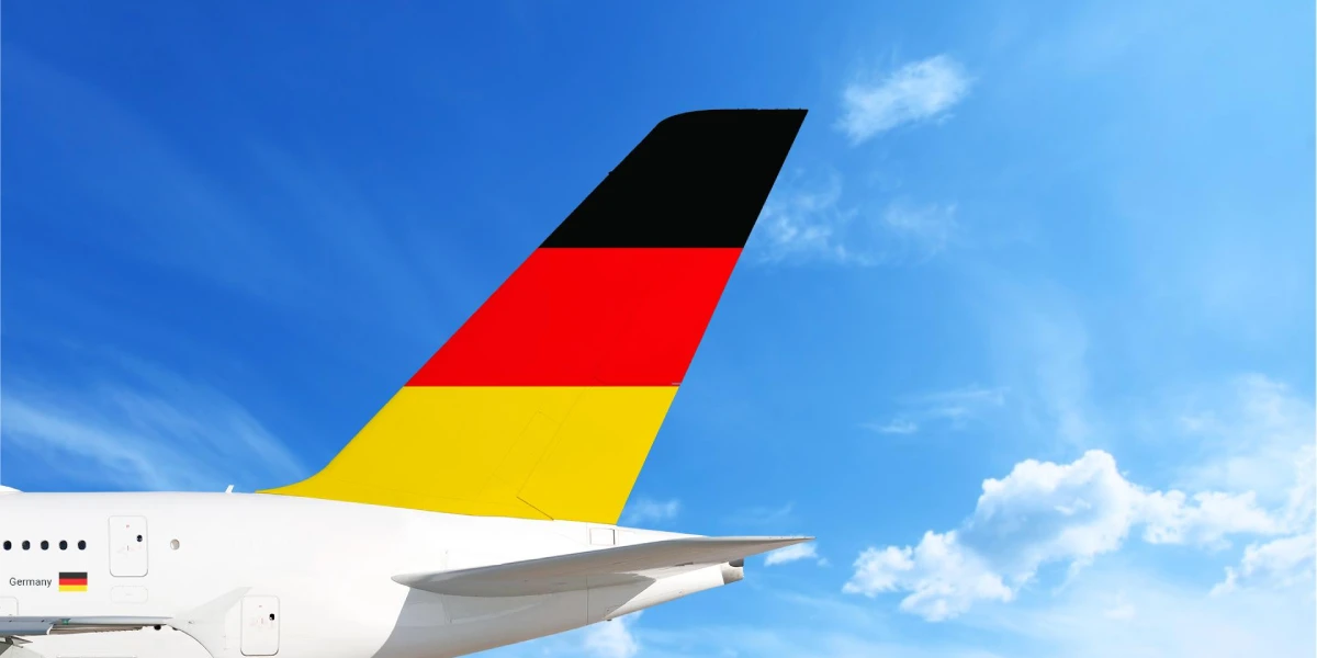 Kleines Flugzeug über der Nordsee