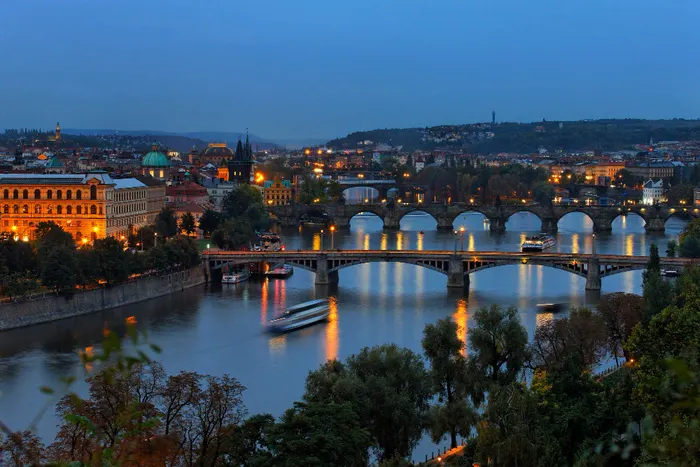 Letecký pohled na historické centrum Prahy s Vltavou