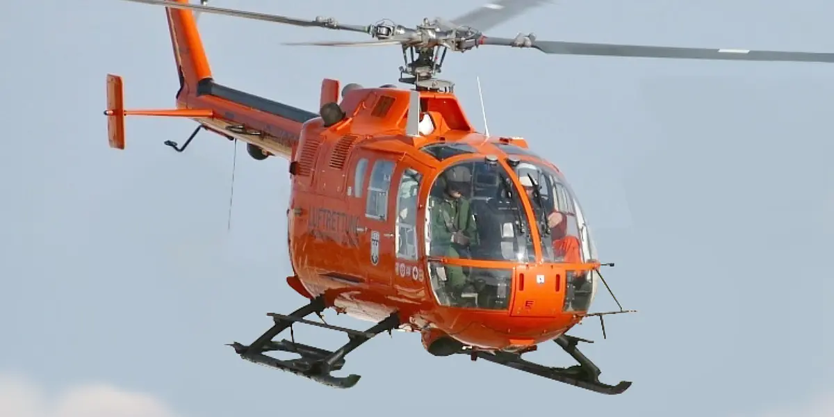 Hubschrauber über der Ostseeküste