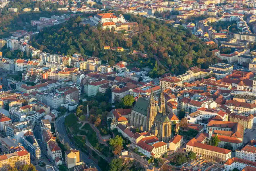 Letecký pohled na panorama Prahy s Vltavou